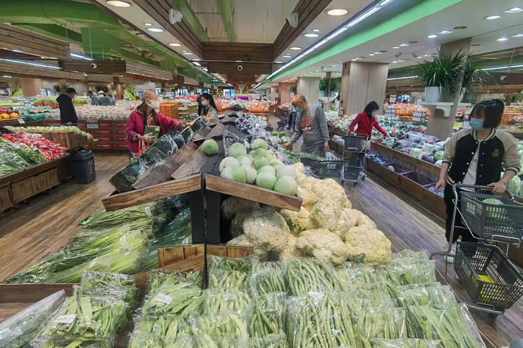 位于海淀区的一家超市内市民正在选购蔬菜 吴镝 摄