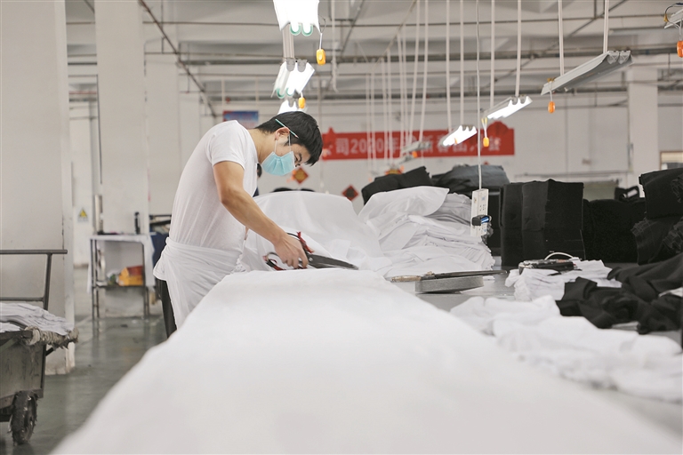 图④ 在新疆芳婷针纺织有限责任公司针织厂裁剪车间，工人正在裁剪服装（资料图片）。 兵团日报常驻记者 冯晓玲 摄