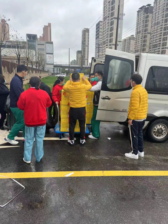 到卡车运送入沪进仓,再到仓库装卸盘点分配,再装车上海市内运送,最终