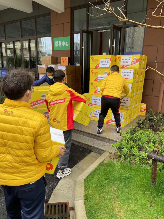 到卡车运送入沪进仓,再到仓库装卸盘点分配,再装车上海市内运送,最终