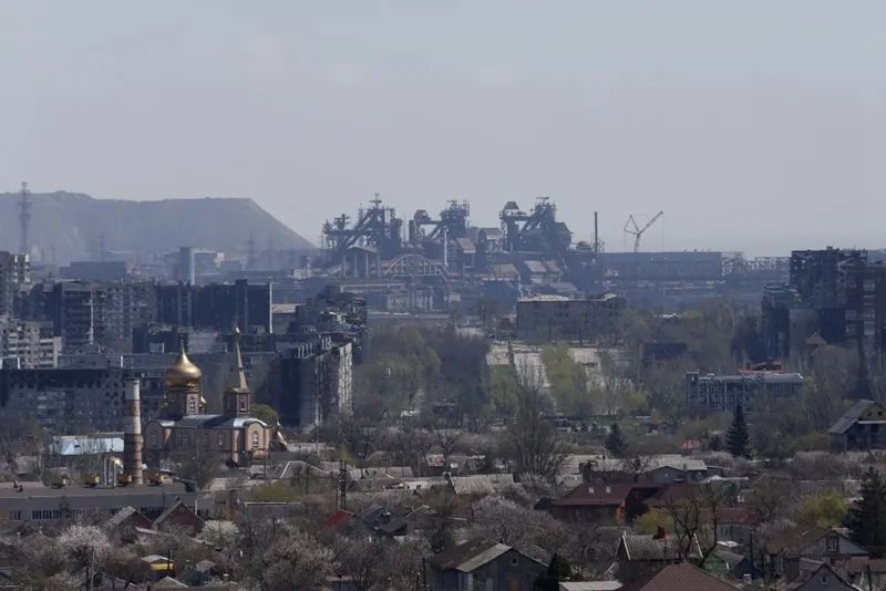 这是4月20日在马里乌波尔拍摄的亚速钢铁厂。新华社发（维克托摄）