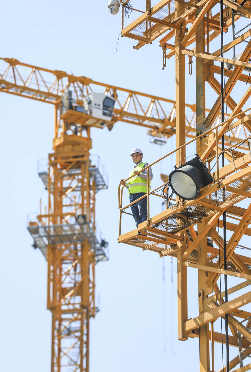 工体上的那些工人有人爬过二百多米的塔吊有人画下第一个方框