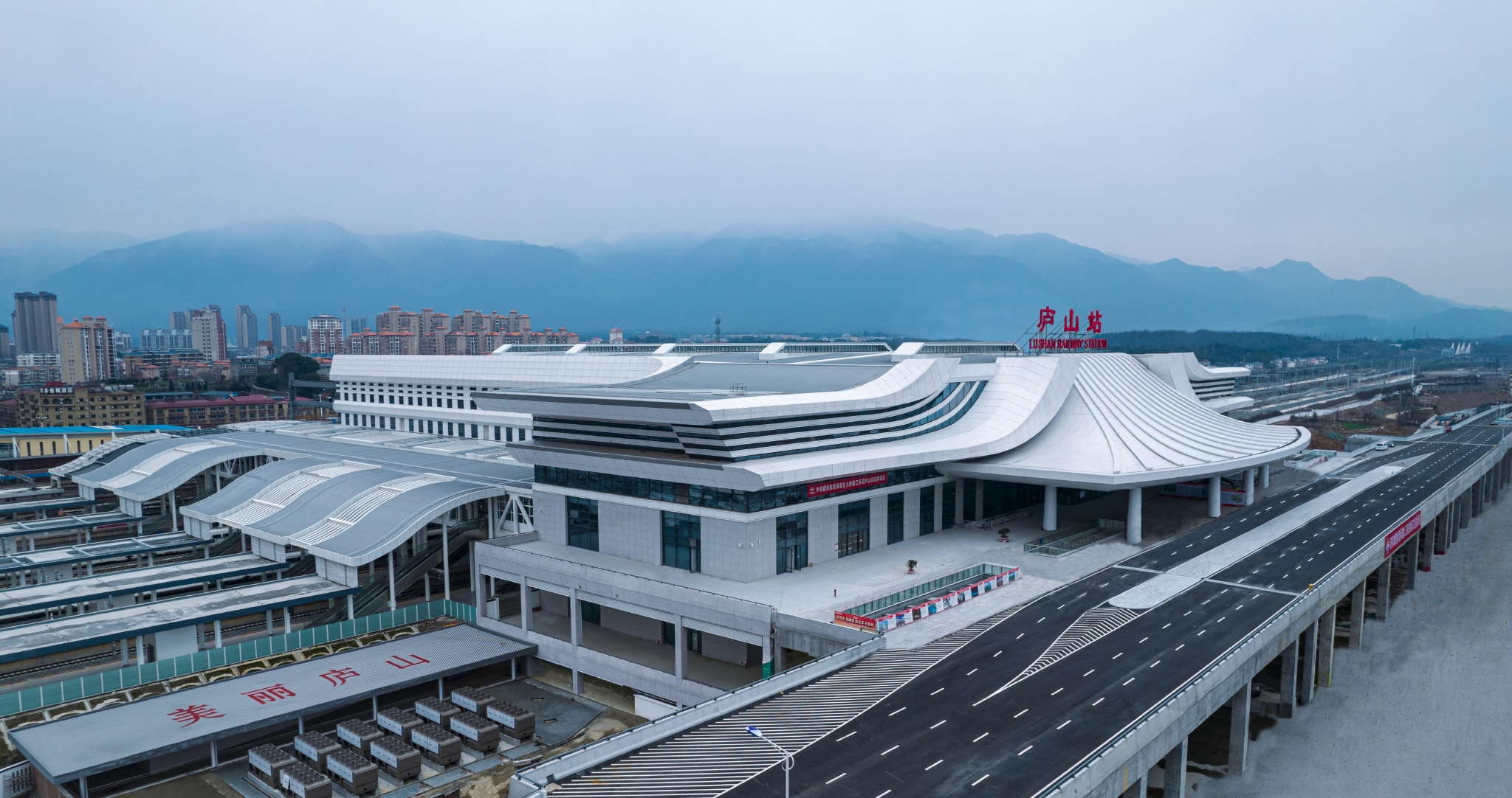 瀑布式双曲面 安九高铁最大站房庐山站西站房全新亮相