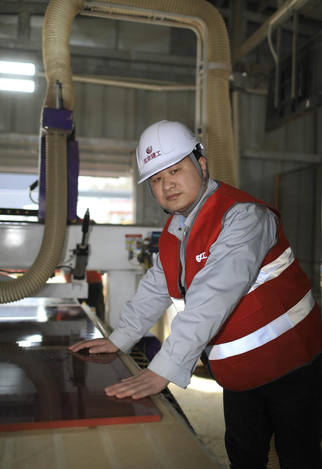 新工体的建设者有人爬过两百多米的塔吊有人每天步行两万多步