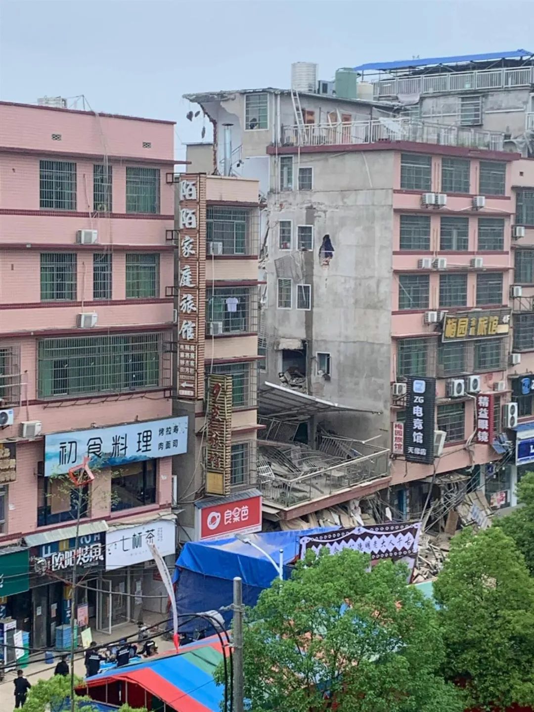 据@茶百道消息:位于湖南省长沙市望城区金山桥街道整栋楼楼房因故坍塌