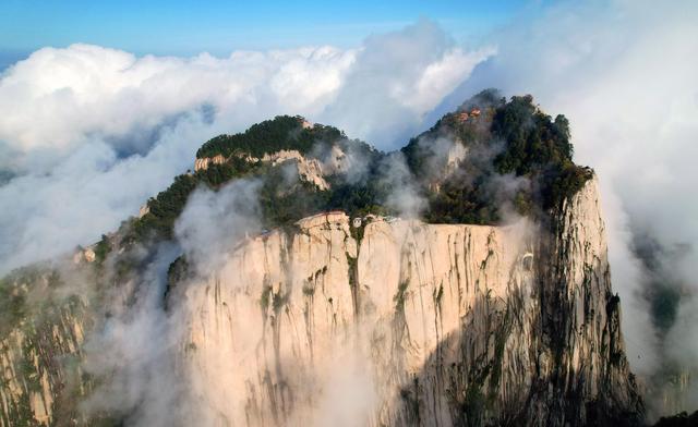 云雾缥缈的华山西峰(4月28日摄,无人机照片).新华社发(杨瑞卿 摄)