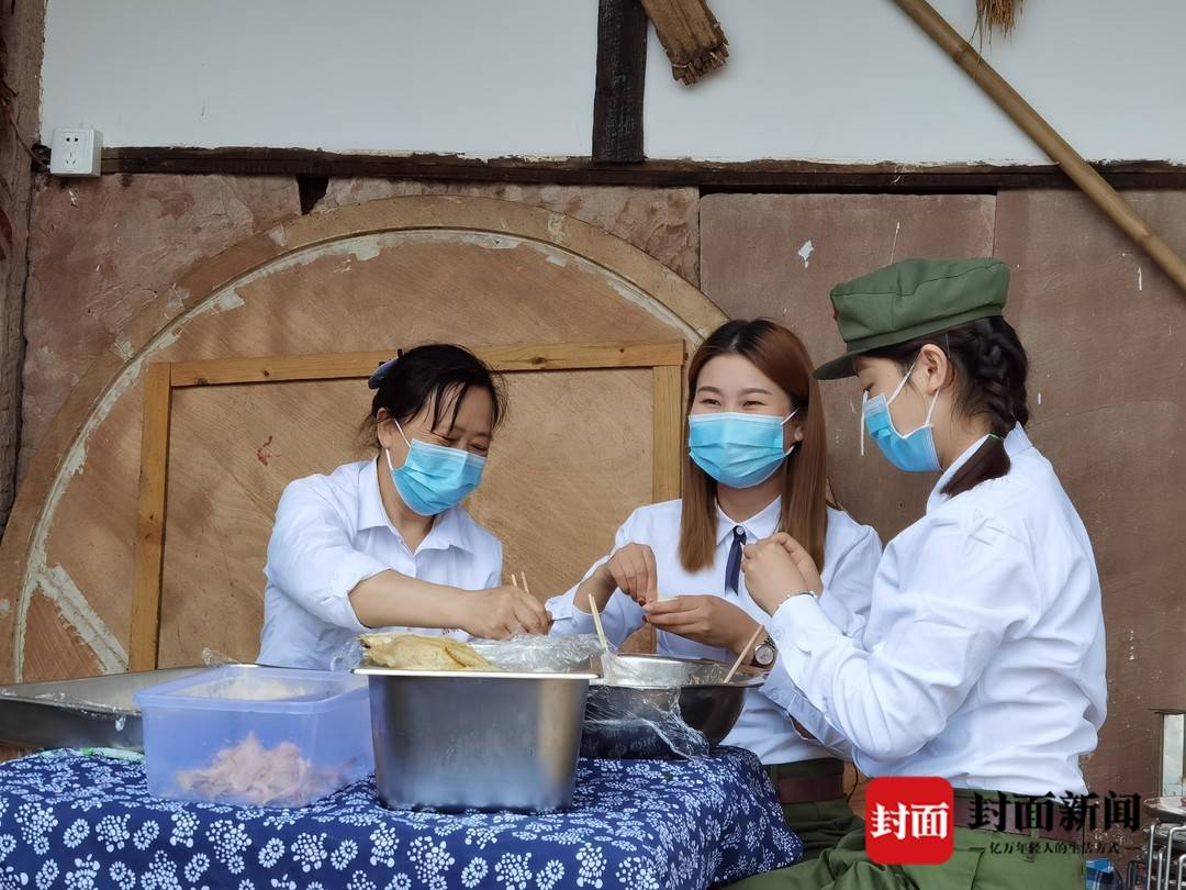 包抄手同样因此受益的,还有离周小琼家不远的卢记鸡汤抄手老板卢红春