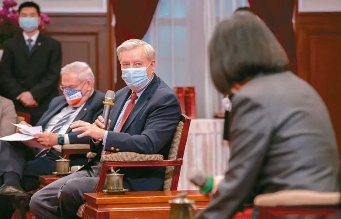 蔡英文(右)15日接见美国参议员葛理汉(中)访问团.