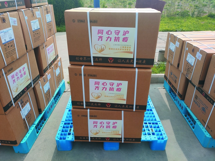 准备送往东方医院和龙华医院的口罩、防护服