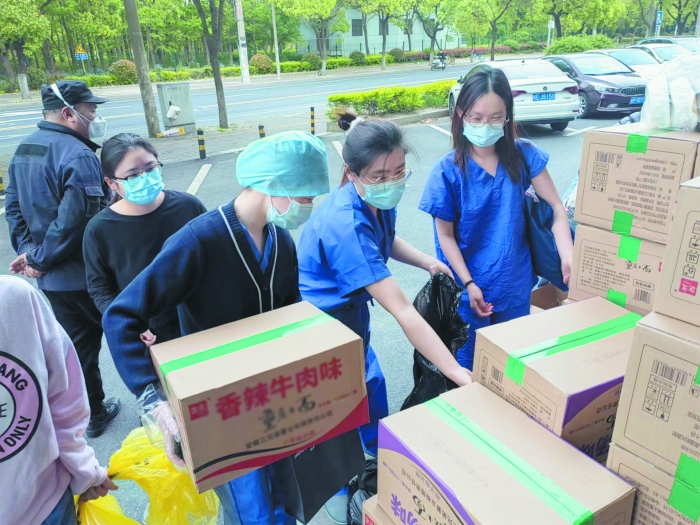 “为让抗疫一线的他们没有后顾之忧 一批基金公司展开爱心接力