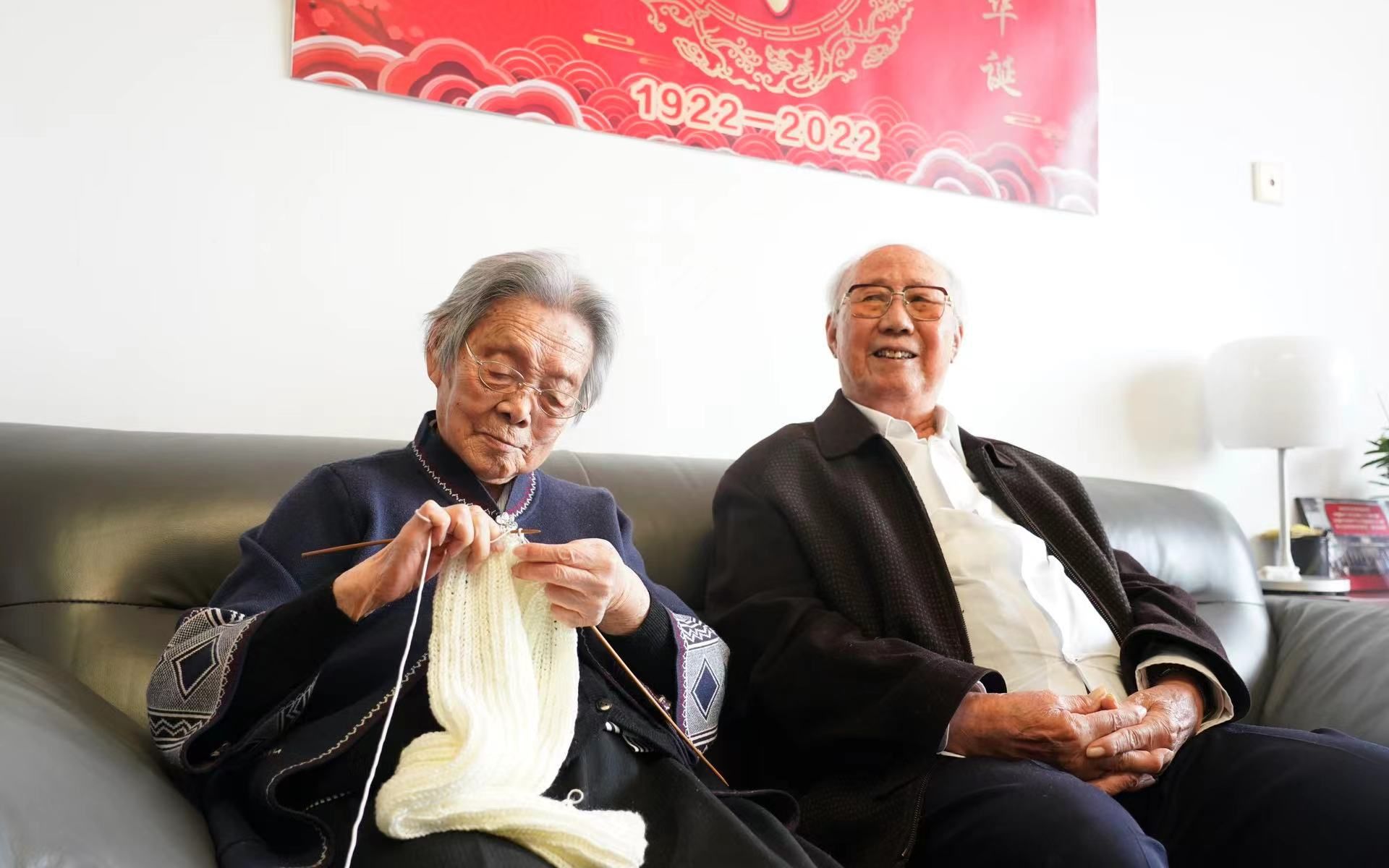 郑传仓和徐瑛两位老人接受记者采访.新京报记者&nbsp;王飞&nbsp;摄