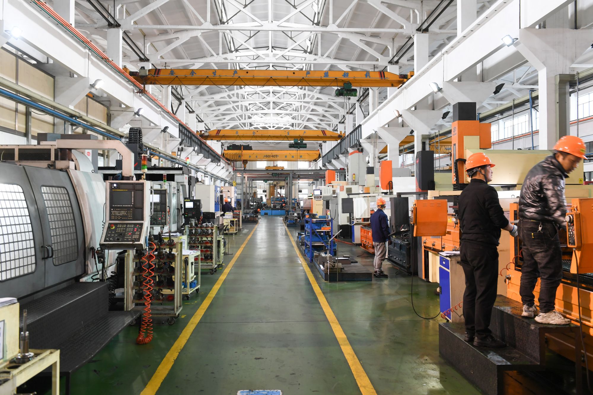 工作人员在北仑大碶高端汽配模具园区进行生产(2021年3月4日摄).