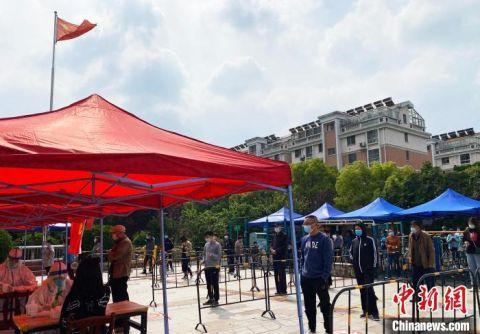 4月30日,扬州美琪小区采样点,市民有序排队,等待核酸检测. 崔佳明 摄