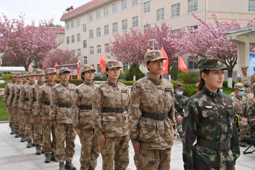新兵亮相有排面!|火箭军_新浪财经_新浪网