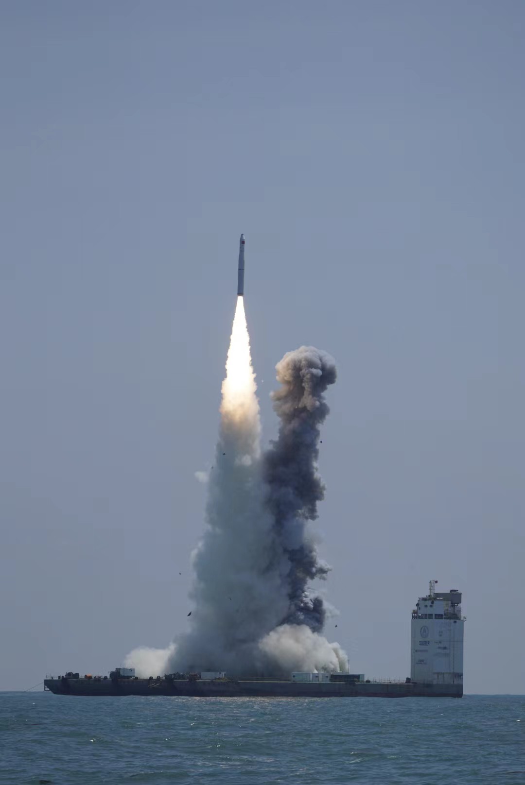 长征十一号运载火箭今天中午在我国黄海南部海域成功发射5颗卫星。 史啸 摄影