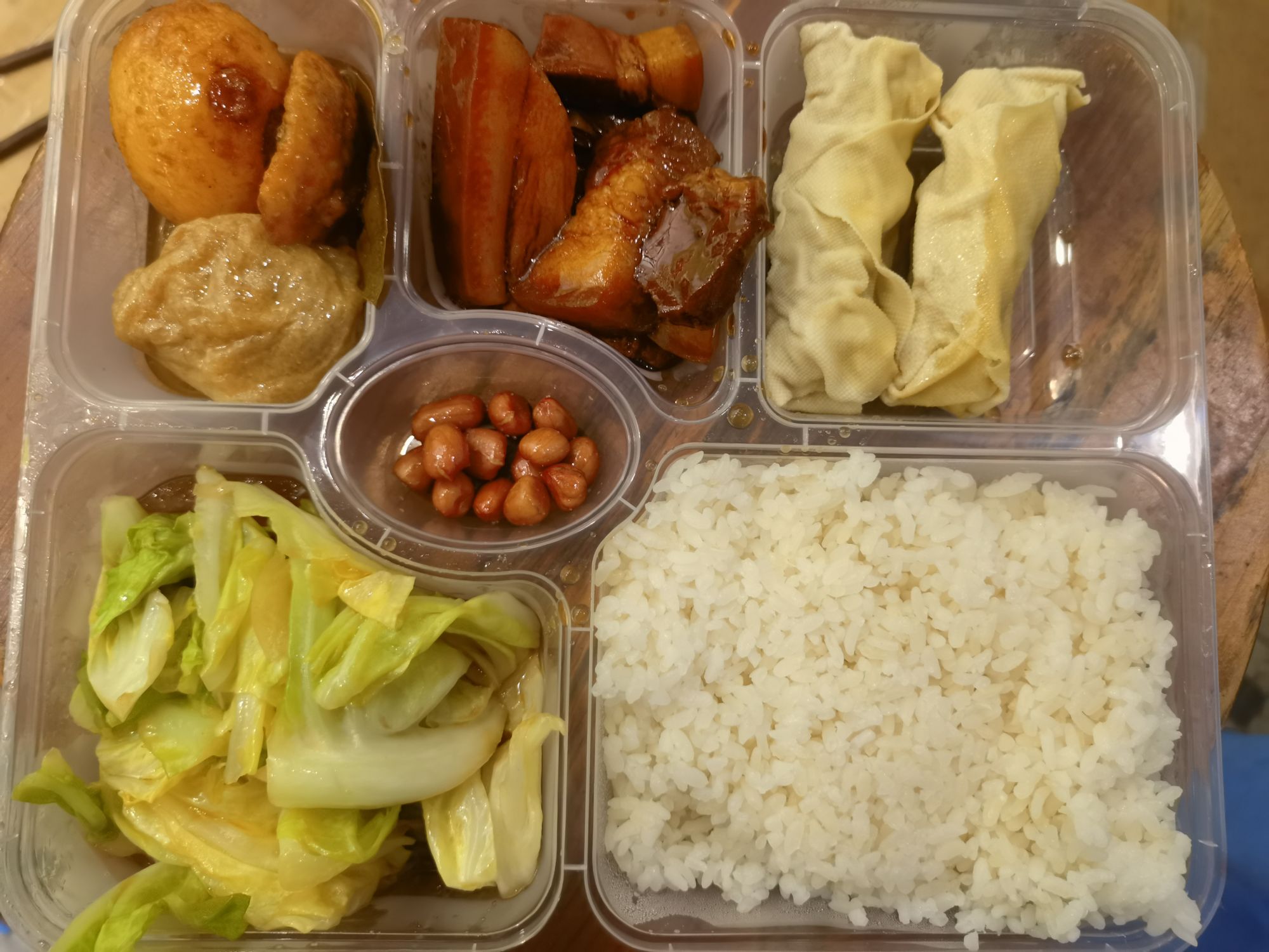 "凤礼宴"餐厅免费分发的盒饭 采访对象供图