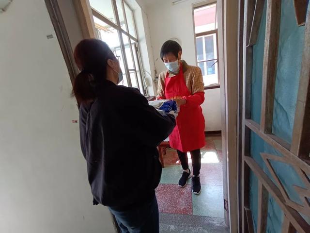 关爱不便网购的高龄、独居老人，上海松江近30名“团长”“各显神通”