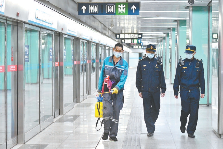 昨天,在地铁宋家庄站,执法人员对地铁内消毒,安检,佩戴口罩等愤疫