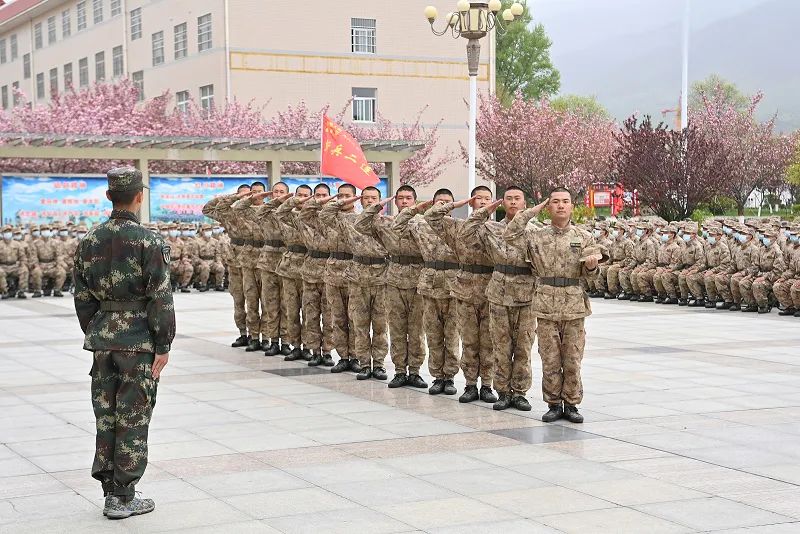 新兵亮相有排面!|火箭军_新浪财经_新浪网