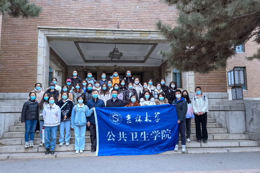 通明,早已过了下班时间,来自公共卫生学院的志愿者们还在忙着接打电话