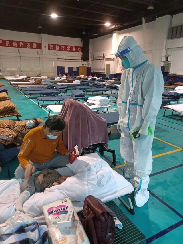 在这个方舱隔离不隔心断疫不断情