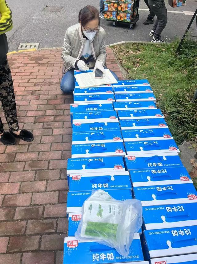 关爱不便网购的高龄、独居老人，上海松江近30名“团长”“各显神通”