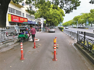 道路東往西方向盡頭是隔離樁,如果圖中左側隔離欄處能開口,車輛就不必