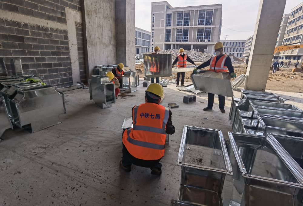4月24日，施工人员在中韩（长春）国际合作示范区医疗器械产业园项目施工现场忙碌。新华社发