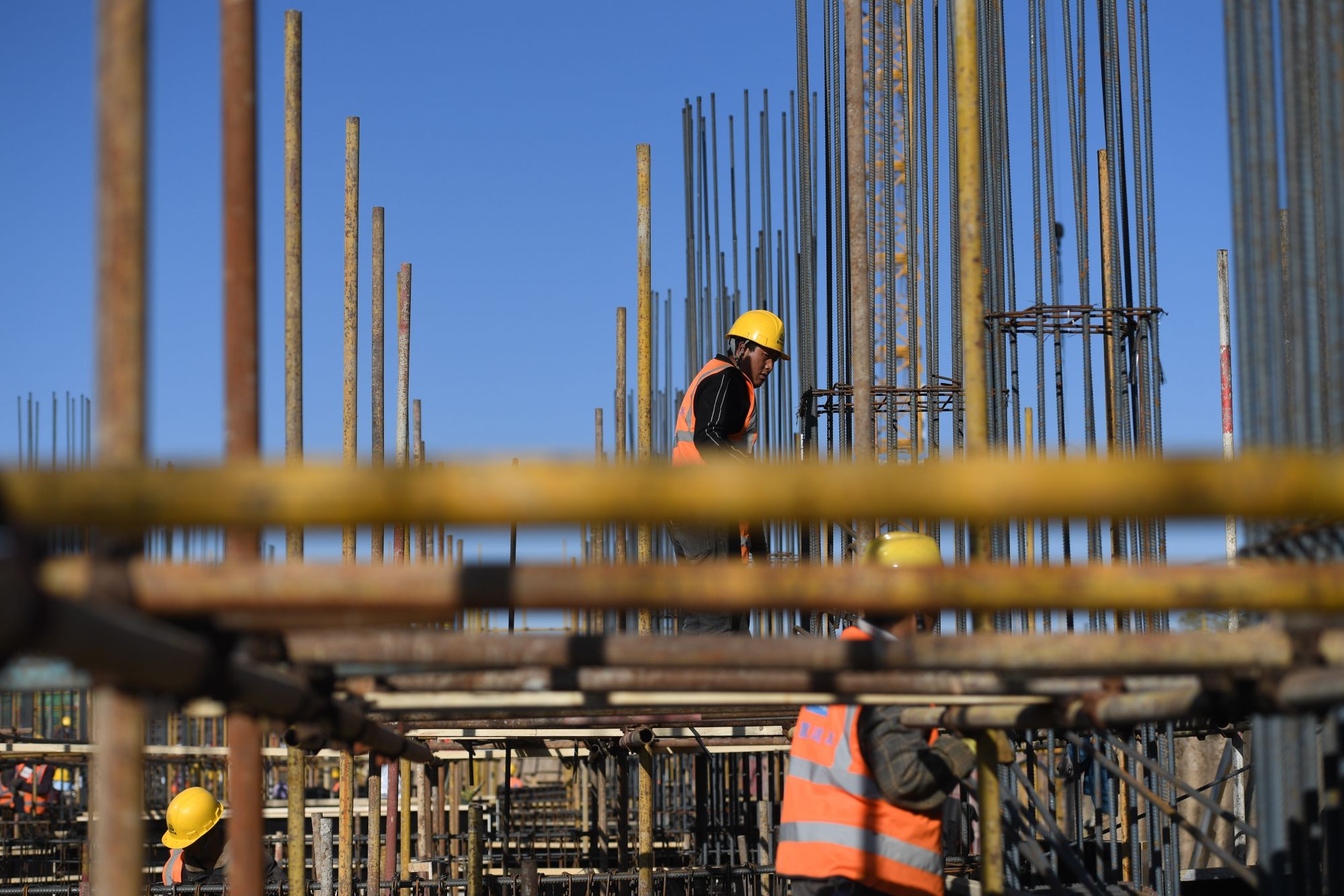 日,工人在内蒙古和林格尔新区中国银行总行金融科技中心项目工地施工