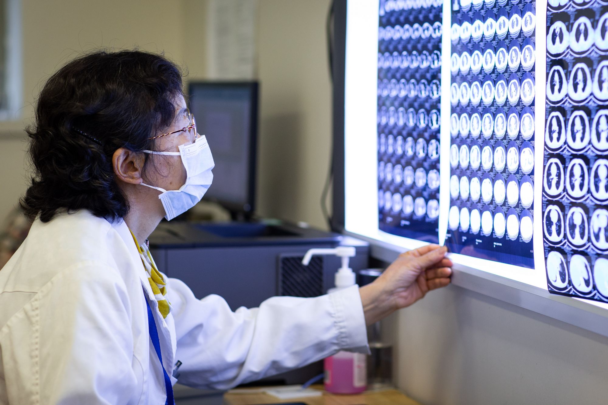 4月30日,在位于南京市的江苏省人民医院,一名医生在查看患者的ct. .