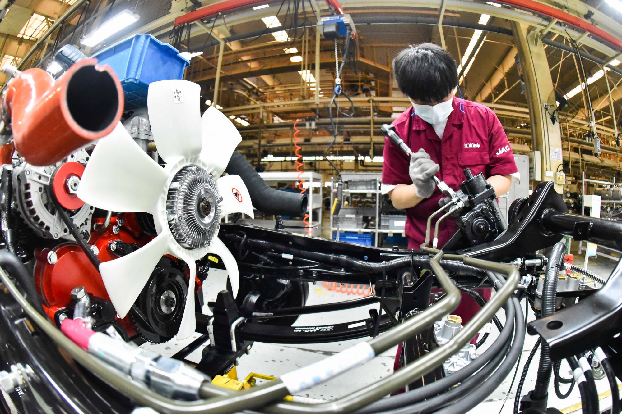 4月30日,山东省青州市一家汽车制造企业工人在生产线上装配作业.