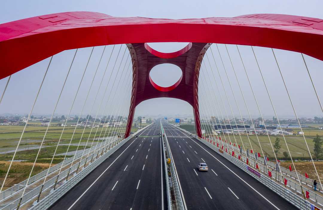 5月1日,车辆行驶在安徽省庐江县白山镇引江济淮罗埠河特大桥上,标志着