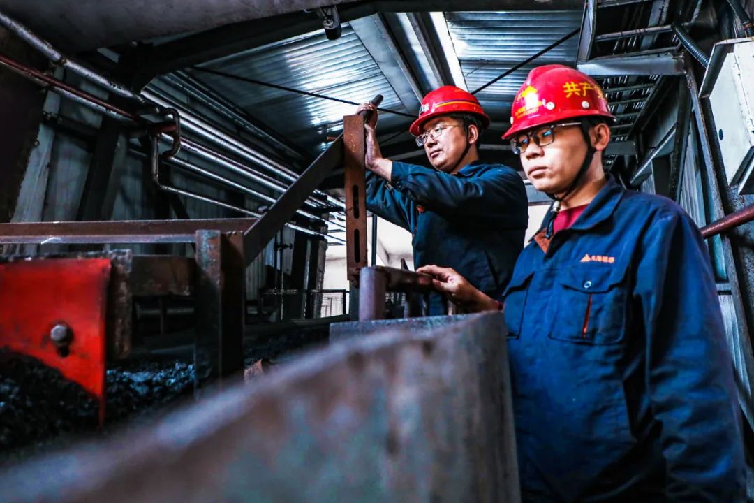 图为3月25日老石旦洗煤厂职工正在查看混煤掺配矸石系统.薛茜&nbsp;摄