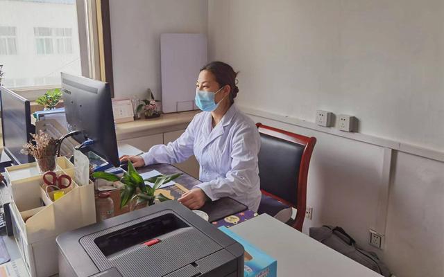 4月30日,怀柔区庙城镇卫生院医生石雪媛正在办公室里忙碌着.