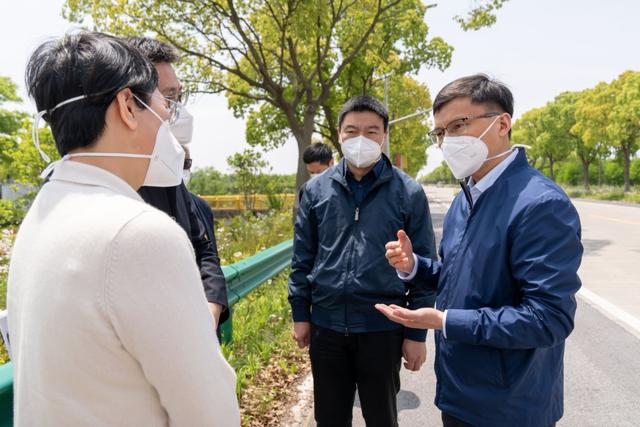 缪京一行先后前往多条交通干线的关键道口点位,实地检查督导乡镇疫情