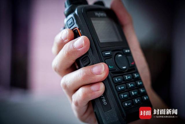 对讲机是警察的重要"伙伴"之一一句"我是警察",背后是守卫万家安宁的