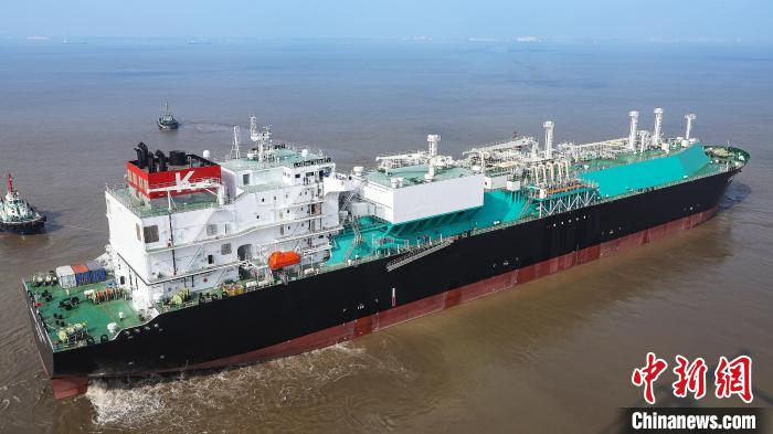 中国首款江海联运型8万立方米液化天然气(LNG)运输船2号船开启气体试航。张文豪 摄