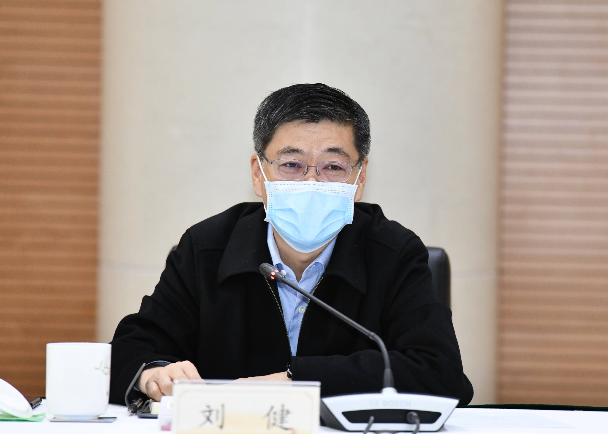 刘健坚决克服麻痹思想严而紧快而实地抓好疫情防控各项工作