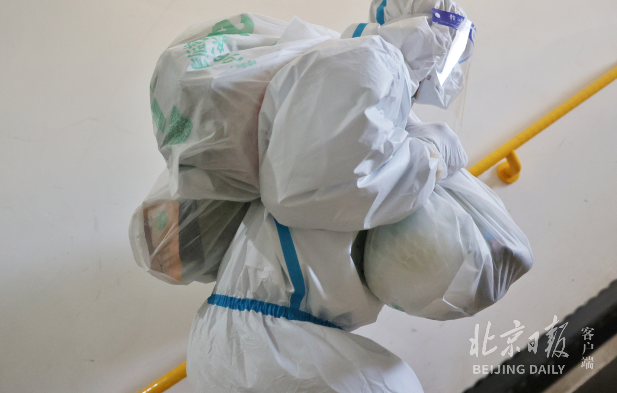 四号楼每个单元86级台阶，运输组成员背着物资，一步步数着爬楼，反反复复。