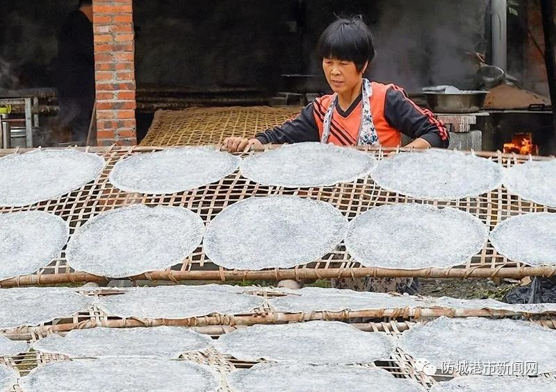 京族风吹饼的传承人在晾晒风吹饼.园林工人在西岸公园修剪草木.