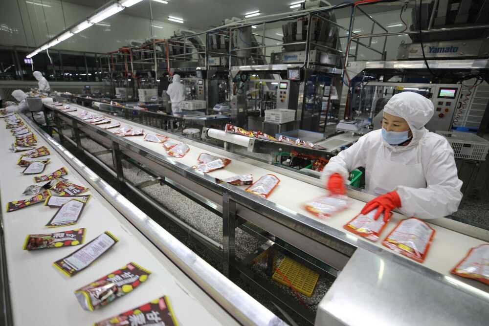 神栗食品有限公司生产车间一派繁忙景象.王思明摄