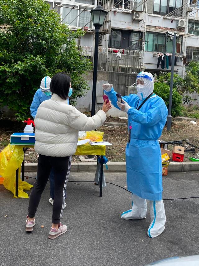 他们如微光照亮抗疫路上海科技报社志愿者抗疫记录凡人微光星火成炬