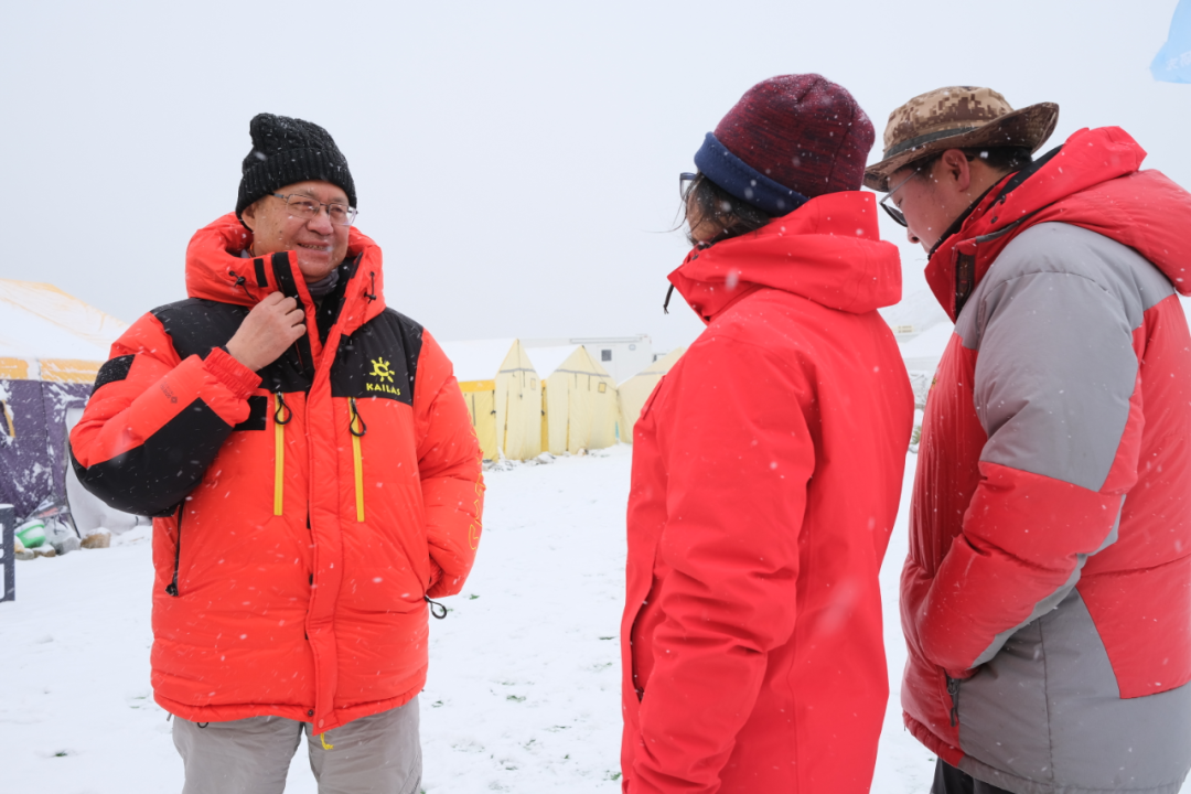 朱彤院士(左一)正在和科研人员交谈(2022年5月1日摄).