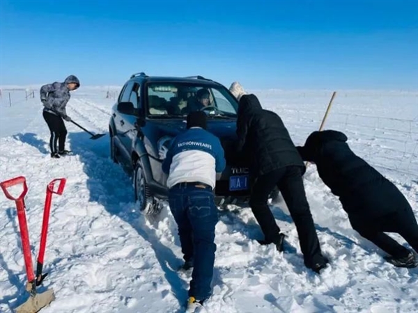 团队成员在雪地里推车 图片来源：蓝爱兰