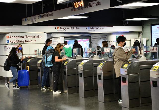 5月1日,人们通过意大利罗马一处地铁站检票口.新华社记者 金马梦妮 摄