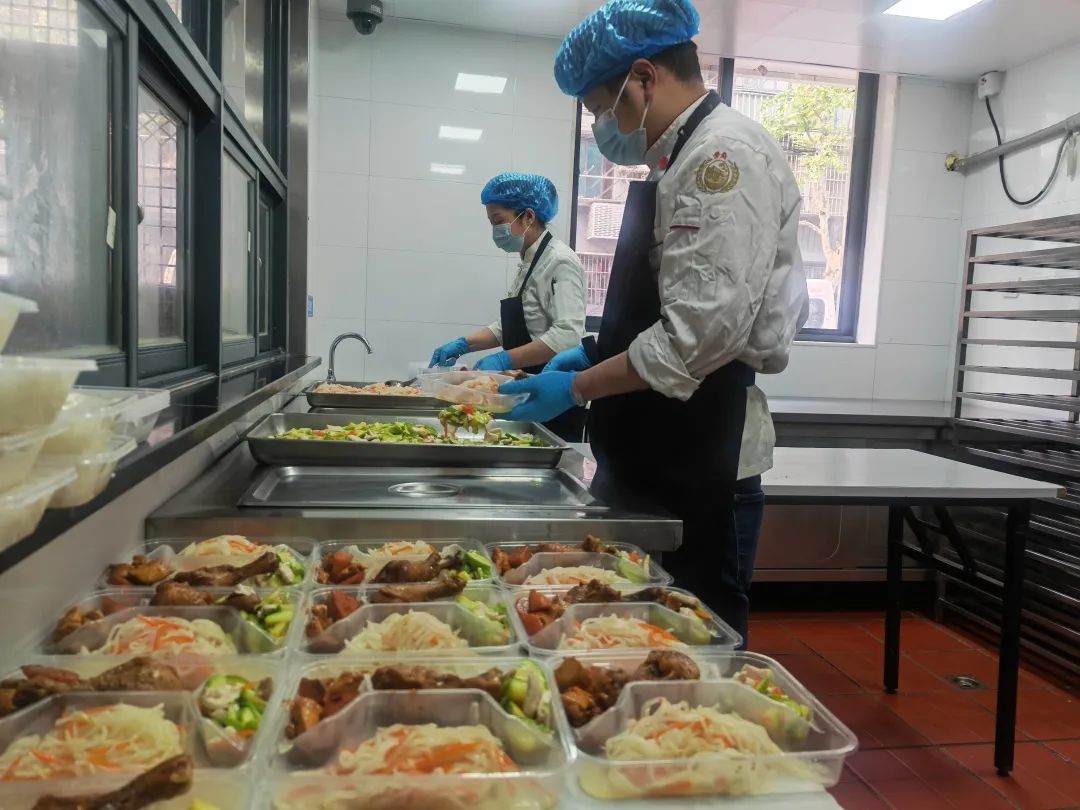 封控期间确保“老年餐不停歇” 这群“守护者”在街道寄宿了一个多月