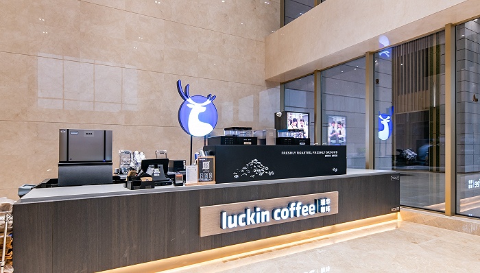 广东一家写字楼大堂内的瑞幸咖啡.图片来源:cfp