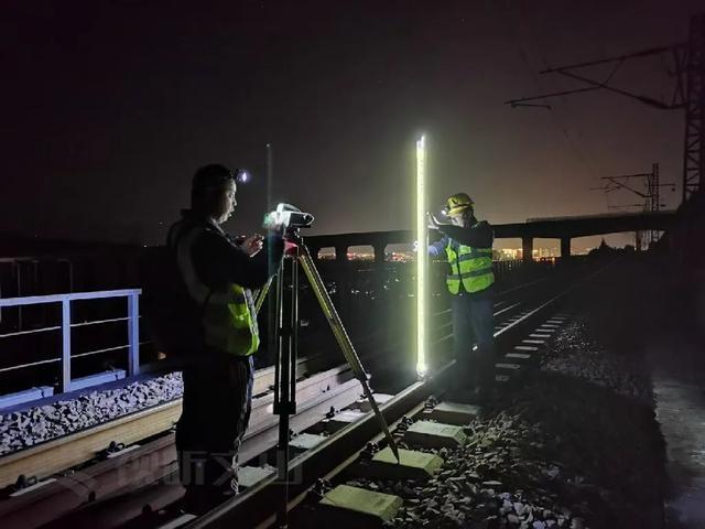 五一劳动节文蒙铁路建设者勘测忙