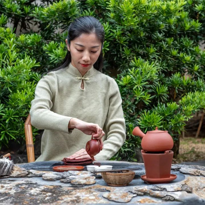 图| 沏茶 林哲在茶室,一杯具备仪式感的茶,可以点