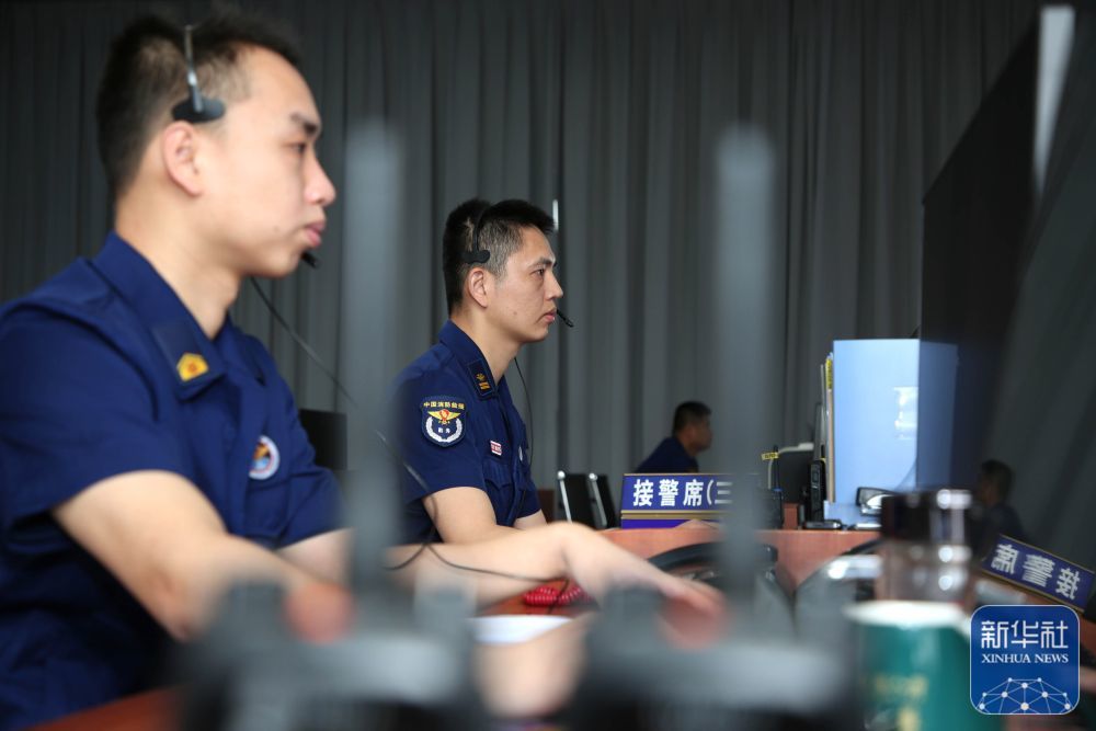 5月1日,在福建省龙岩市消防救援支队,接警员在受理警情.